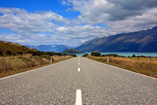 Schilderachtige meerweg door de bergen in Nieuw-Zeeland