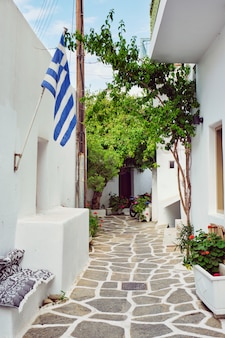 Schilderachtige naousa-stadsstraat op het eiland van paros, griekenland