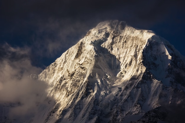 Schilderachtige opname van de Annapurna-bergen in wolken in de Himalaya, Nepal