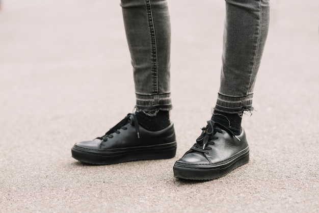 Schoenen van de moderne mens in de stad