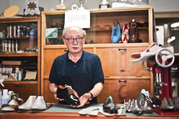 schoenmaker werkt in zijn atelier