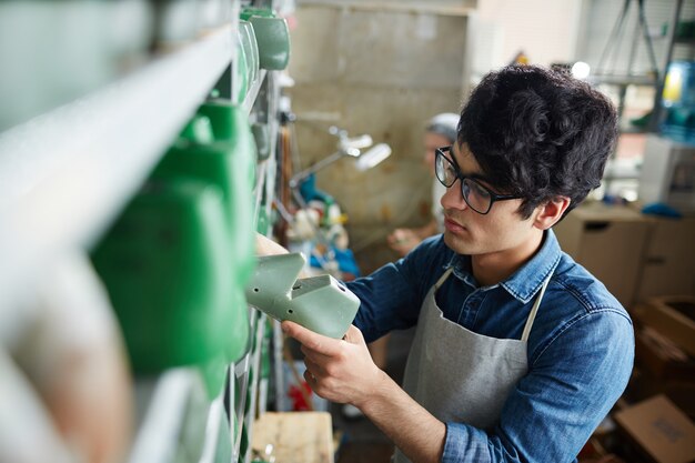 Schoenmaker werkt