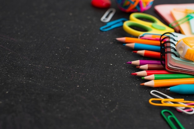 Gratis foto school levert bovenaanzicht op de achtergrond van het schoolbord. vrije ruimte.