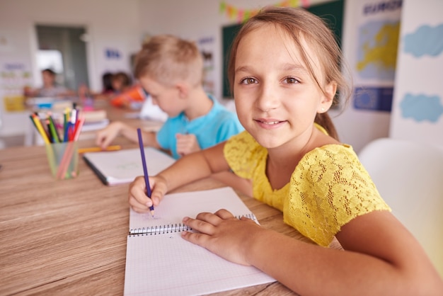 Gratis foto school maakt dit kleine meisje blij