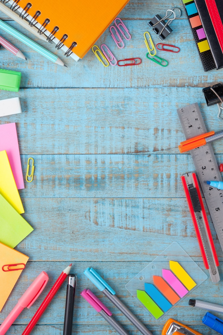 School of kantoor gereedschap op vintage houten tafel