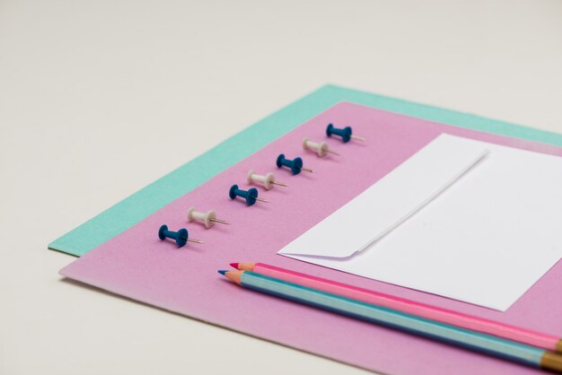 Schoolbenodigdheden op witte tafel