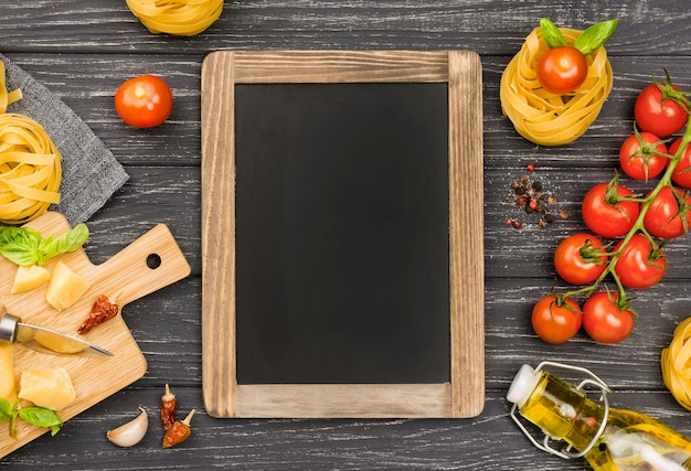 Gratis foto schoolbord en noedels ingrediënten