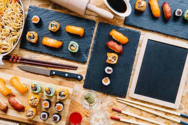 Schoolbord in de buurt van sushi set