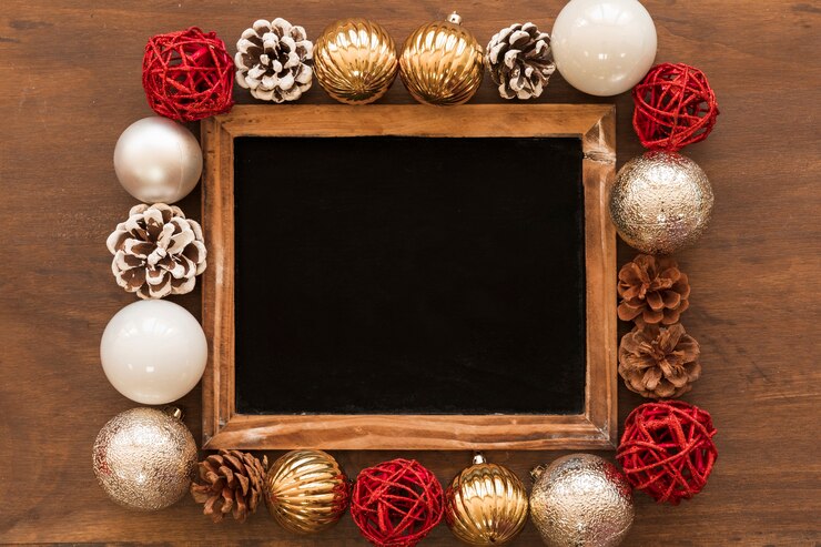 Gratis Foto schoolbord met heldere snuisterijen op tafel