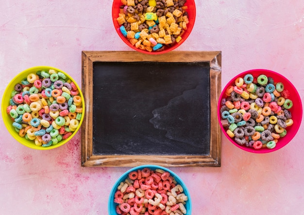 Schoolbord met kommen graangewassen op tafel