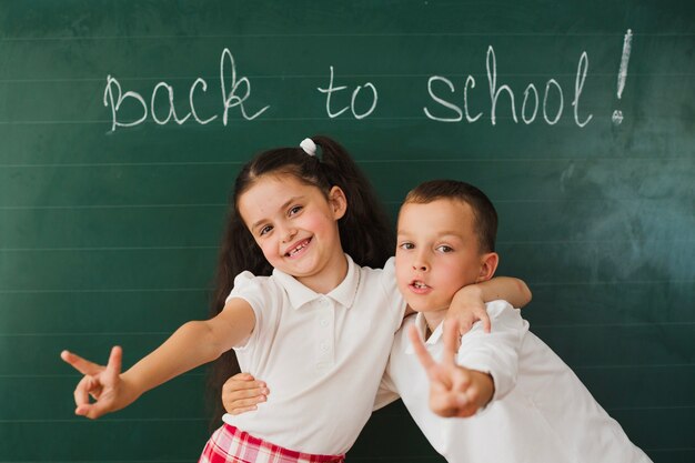 Schoolgenoten bij het bord samen