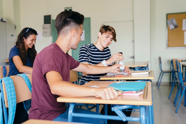 Schoolgenoten glimlachen en grappen