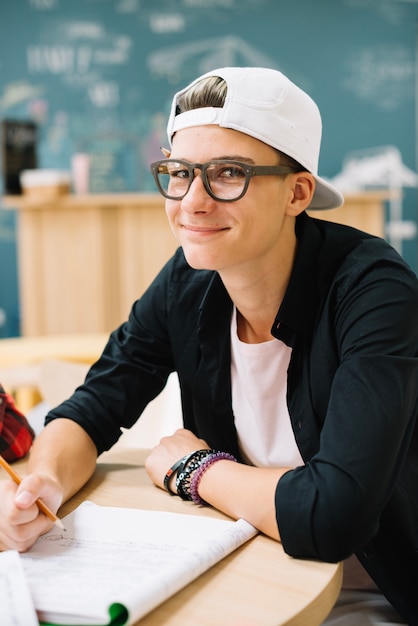 Schooljongen in de klas