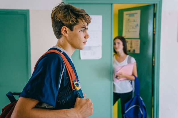 Gratis foto schooljongen lopen langs schoolmeisje