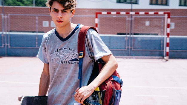 Gratis foto schooljongen met een skateboard