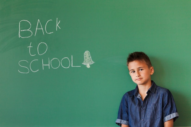 Gratis foto schooljongen op schoolbord