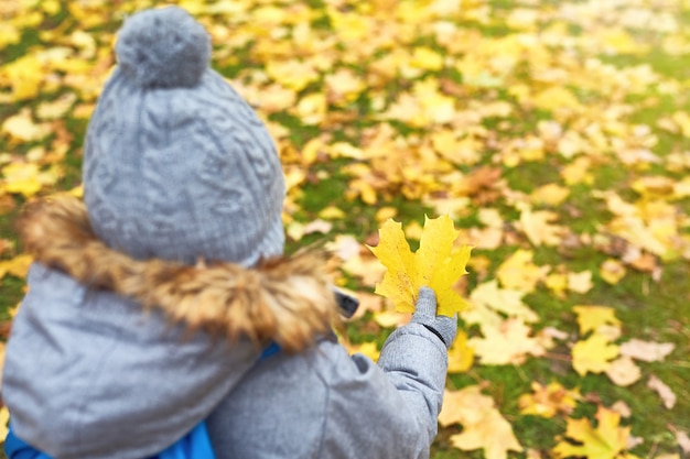 Gratis foto schoolkind in park