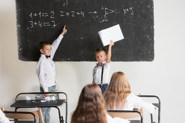 Schoolkinderen in de klas op les