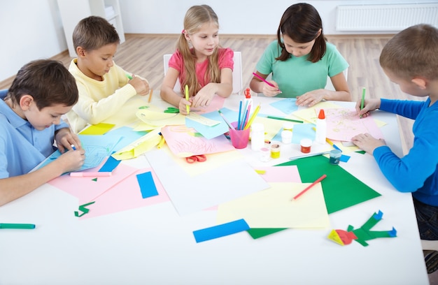 Schoolkinderen leren ambachten