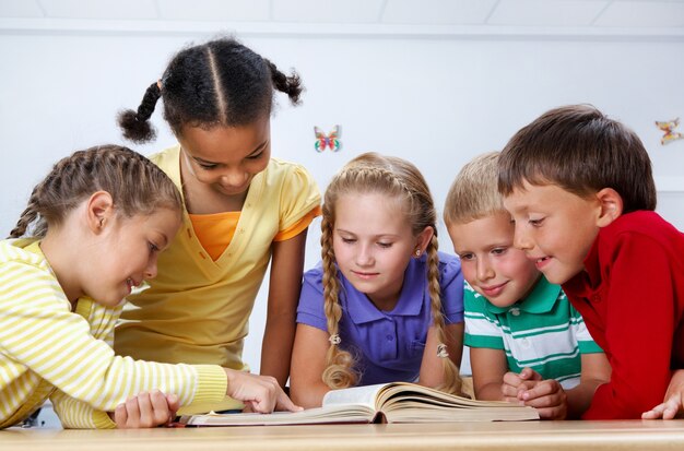 Schoolkinderen lezen in de bibliotheek