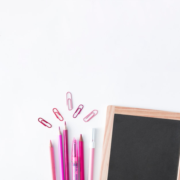 Gratis foto schoollevering met bord en roze potloden
