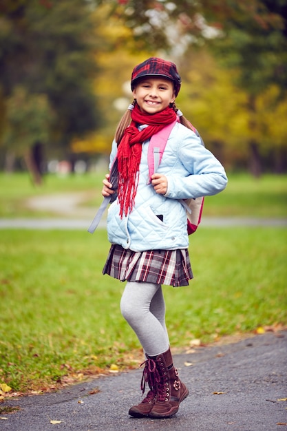 Schoolmeisje met rode sjaal