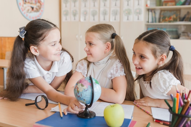 Schoolmeisjes communiceren tijdens de pauze