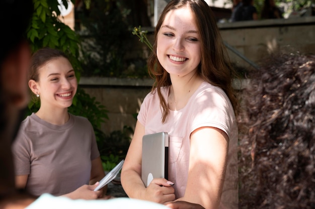 Schoolmeisjes die samen studeren