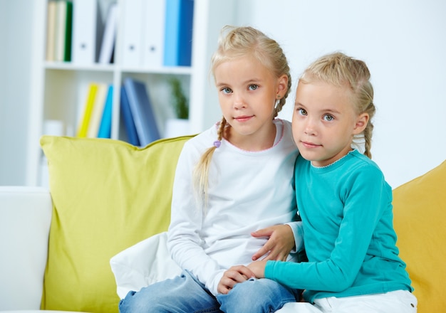 Schoolmeisjes zittend op de bank