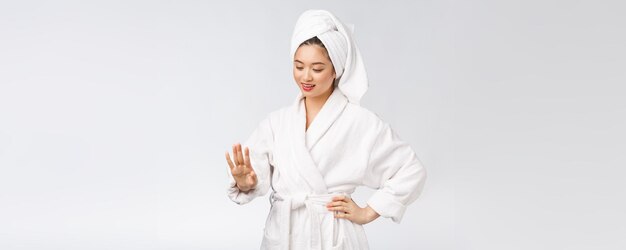 Schoonheid Aziatisch meisje die haar huid huidverzorging controleert geïsoleerd op witte achtergrond