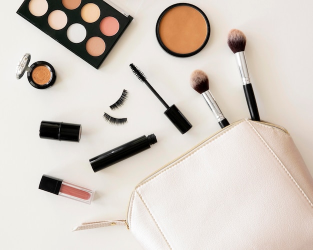 Gratis foto schoonheid cosmetica pack in tas