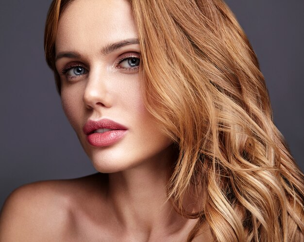 Schoonheid mode portret van jonge blonde vrouw model met natuurlijke make-up en perfecte huid poseren