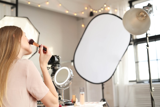 Schoonheid vlogger. Jonge vrouw die een make-uptutorial opneemt