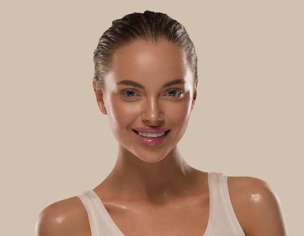 Schoonheid vrouw gezonde huid natuurlijke make-up schone frisse huid cosmetisch concept kleur achtergrond bruin