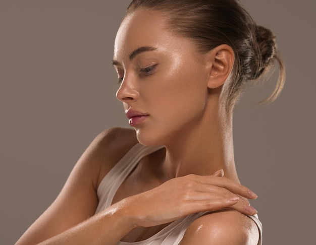 Schoonheid vrouw met handen gezonde natuurlijke make-up schone frisse huid concept kleur achtergrond Premium Foto