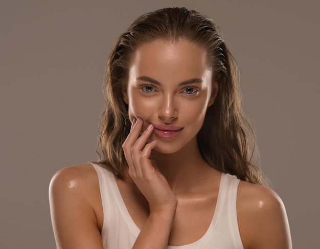 Schoonheid vrouw met handen gezonde natuurlijke make-up schone frisse huid concept kleur achtergrond