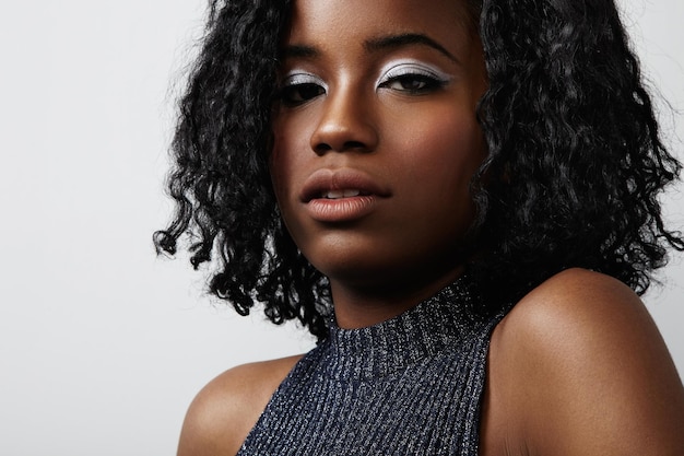 Schoonheid zwarte vrouw met krullend haar en metallic oogschaduw