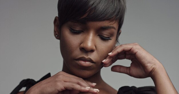Schoonheid zwarte vrouw portret close-up kort kapsel softlight