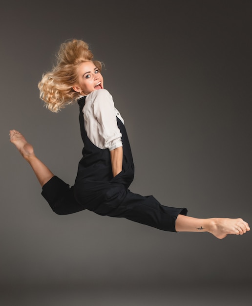 Schoonheids blonde vrouw in balletsprong