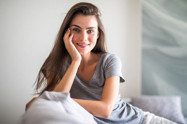 Schoonheids jonge vrouw met witte perfecte glimlach thuis