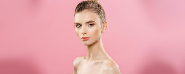 Schoonheidsconcept Mooie vrouw met schone, frisse huid close-up op roze studio Huidverzorging gezicht Cosmetologie