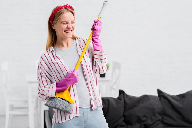 Schoonmaakster die pret met borstel heeft