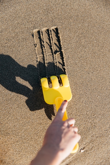 Schop tekening lijnen in het zand