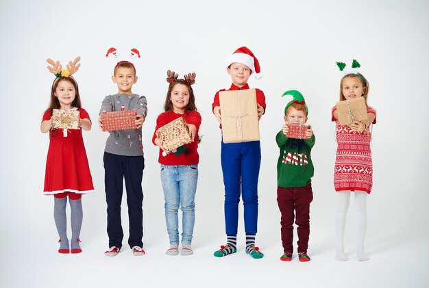 Schot van kinderen die hun kerstcadeau tonen
