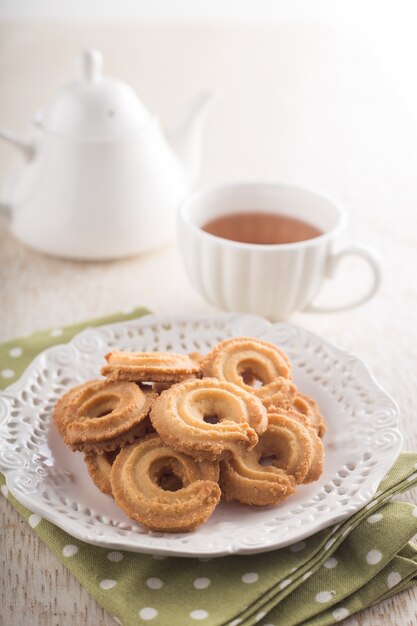 Schotel met donuts en een kopje koffie