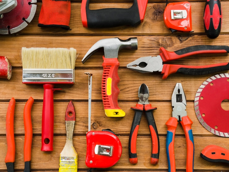 Gratis Foto schrijnwerkinstrumenten op houten bureau