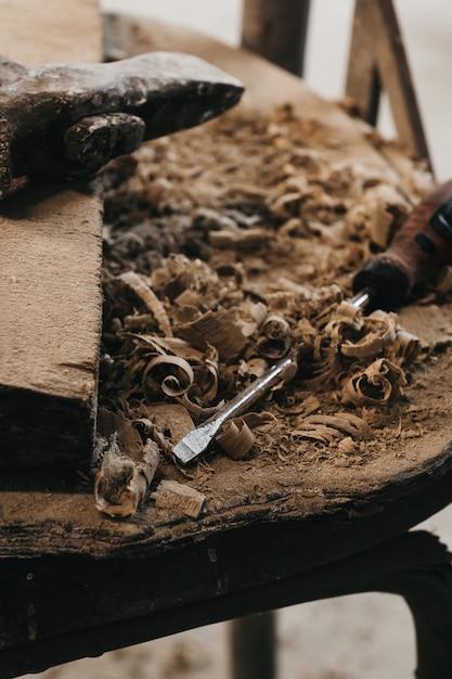 Schroevendraaier en bos hout