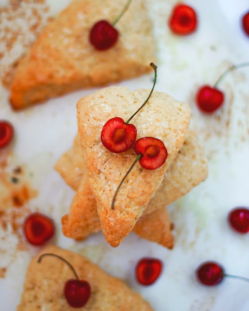 Scones met zoete kersen op licht