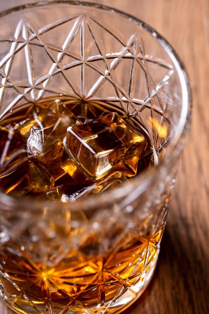 Scotch whisky glas op houten tafel