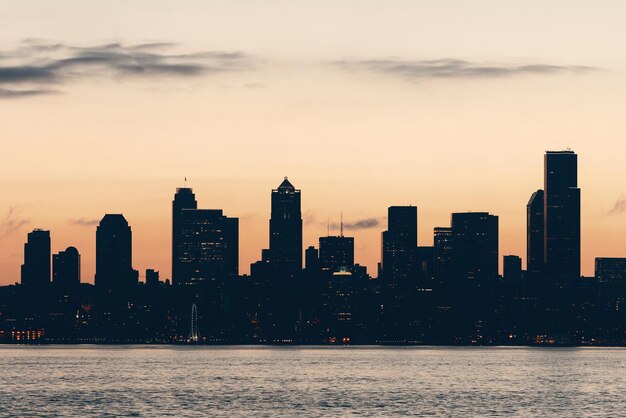 Seattle zonsopgang skyline silhouet weergave met stedelijke kantoorgebouwen.
